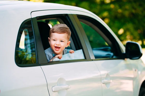 Adorable bebé en el coche — Foto de Stock