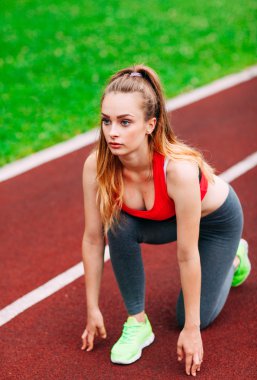 Atletik kadın yolda çalıştırmak başlangıç. Sağlıklı fitness kavramı