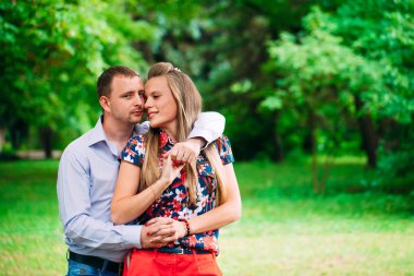 Mutlu genç çift aşık. Park açık havada.