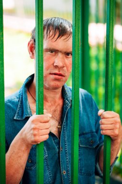 Evsiz adam olmak açık duran Dostu 