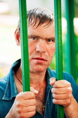 Evsiz adam olmak açık duran Dostu 