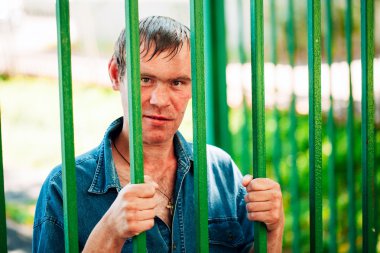 Evsiz adam olmak açık duran Dostu 