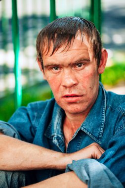 Evsiz adam olmak açık duran Dostu 