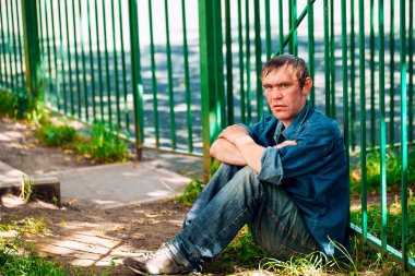 Evsiz adam olmak açık duran Dostu 