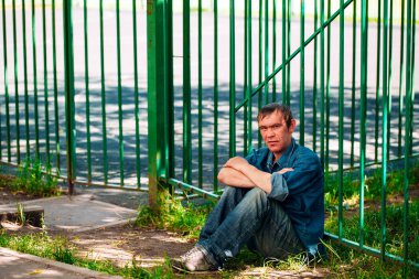 Evsiz adam olmak açık duran Dostu 