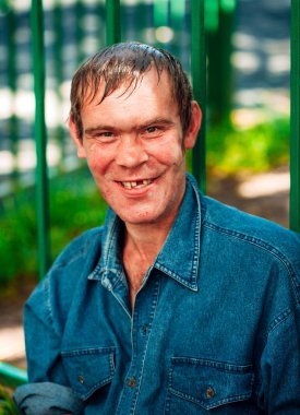 Evsiz adam olmak açık duran Dostu 