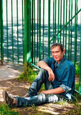 Evsiz adam olmak açık duran Dostu 