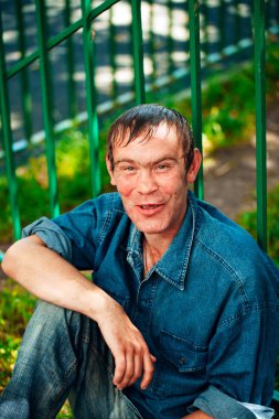 Evsiz adam olmak açık duran Dostu 