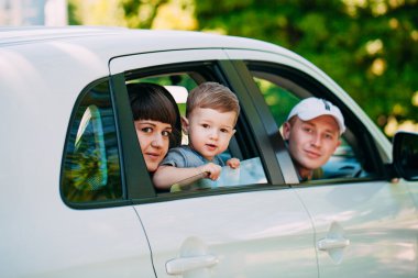 Yeni araba, mutlu bir aile. Otomobil.