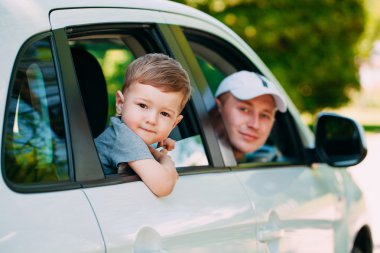 Yeni araba, mutlu bir aile. Otomobil.