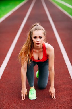 Atletik kadın yolda çalıştırmak başlangıç. Sağlıklı fitness kavramı