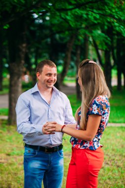 Mutlu genç çift aşık. Park açık havada.