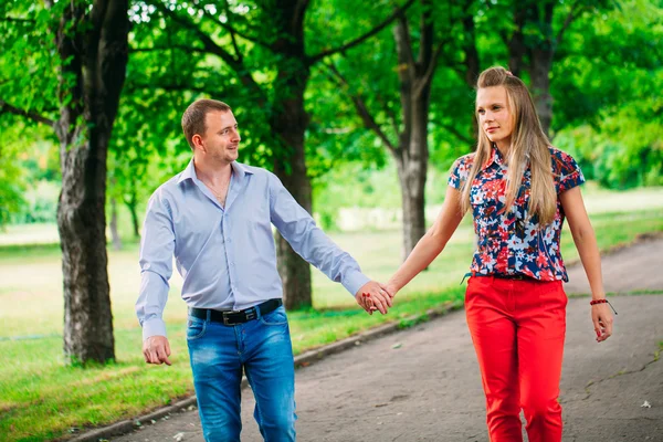 Hermosa pareja amorosa va a dar un paseo al aire libre —  Fotos de Stock