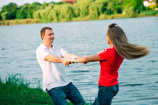 Bella coppia amorevole andare a fare una passeggiata all'aperto — Foto Stock