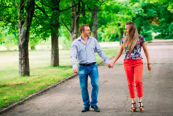 Belo casal amoroso indo para um passeio ao ar livre — Fotografia de Stock