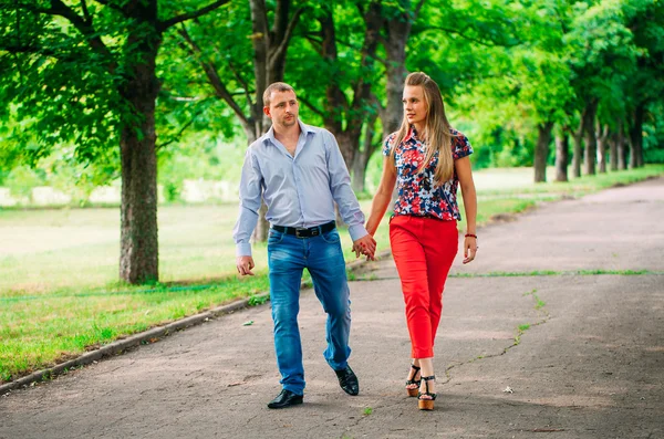 Vackra kärleksfulla par tar en promenad utomhus — Stockfoto