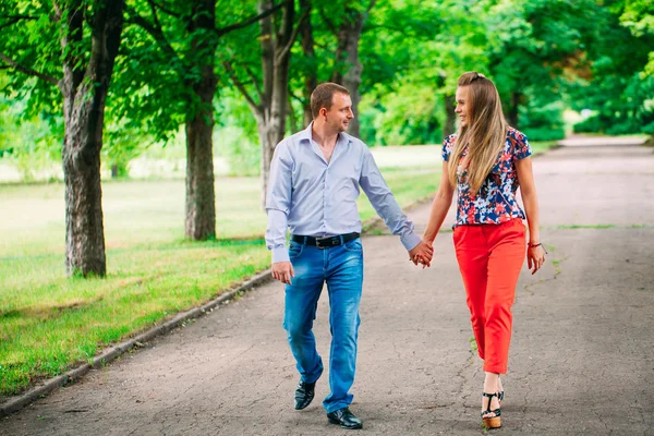 Vackra kärleksfulla par tar en promenad utomhus — Stockfoto