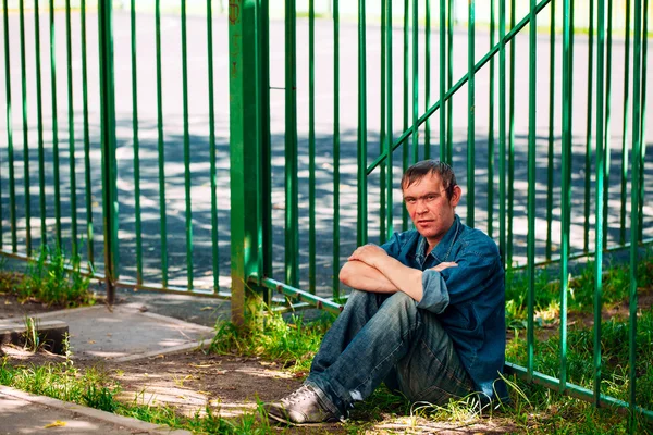 Evsiz adam olmak açık duran Dostu 