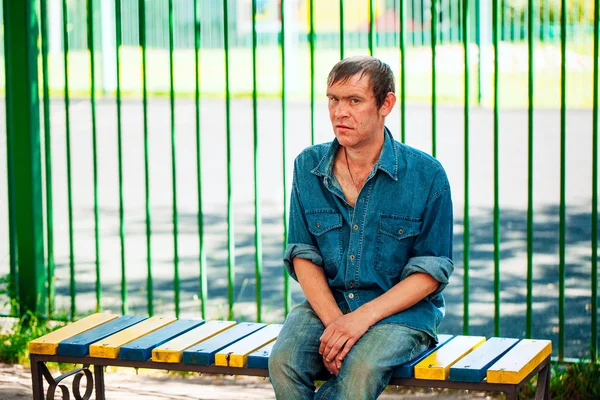 Evsiz adam olmak açık duran Dostu 