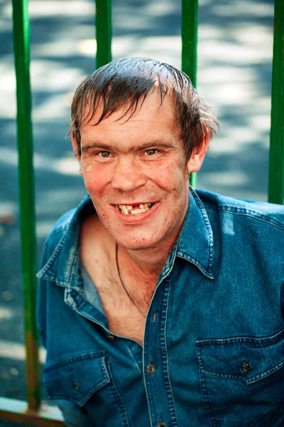 Evsiz adam olmak açık duran Dostu 