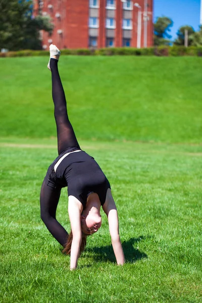 Jeune gymnaste sur l'herbe dans la journée ensoleillée — Photo