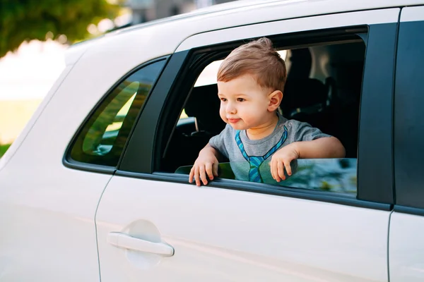 Adorable bebé en el coche — Foto de Stock