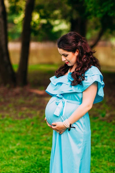 공원에서 밖으로 편안한 아름 다운 임신한 여자 — 스톡 사진