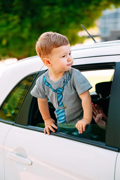 Adorable bebé en el coche — Foto de Stock