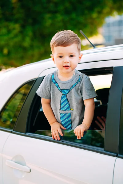 Adorable bebé en el coche — Foto de Stock