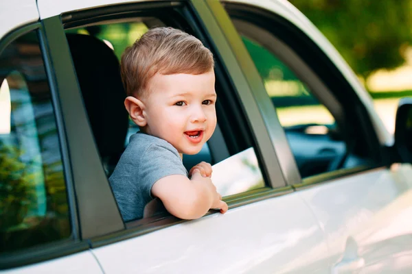 Adorável menino no carro — Fotografia de Stock