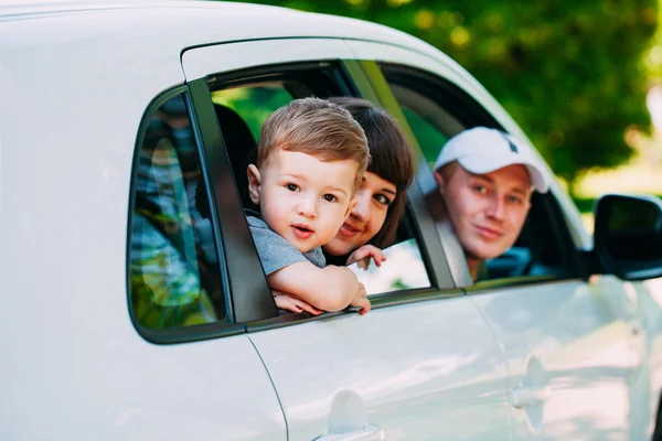 Familia feliz en el coche nuevo. Automóvil . —  Fotos de Stock