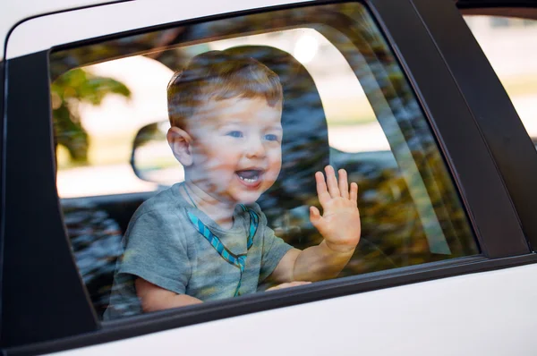 Entzückender kleiner Junge im Auto — Stockfoto