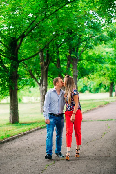 Beau couple aimant aller pour une promenade à l'extérieur — Photo