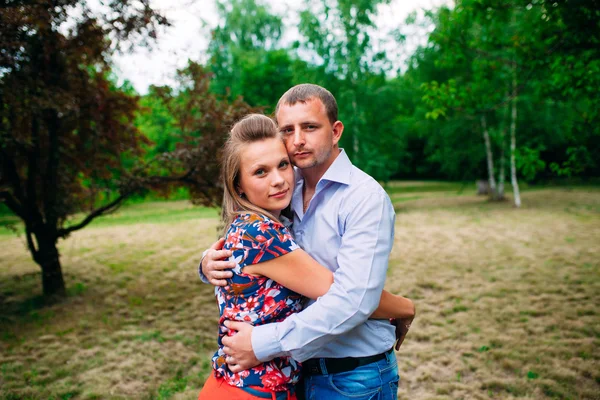 Um jovem casal feliz apaixonado. Parque ao ar livre . — Fotografia de Stock