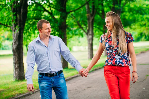 Bella coppia amorevole andare a fare una passeggiata all'aperto — Foto Stock