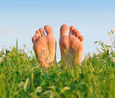 Ayaklarda yeşil çimen