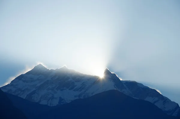 Amanhecer nas montanhas. — Fotografia de Stock