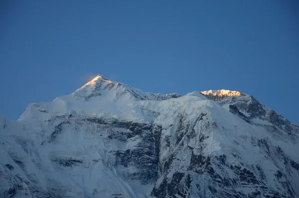 El pico de la montaña del Himalaya — Foto de Stock