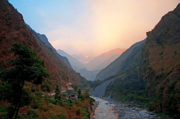 Fiume sulle montagne dell'Himalaya — Foto Stock