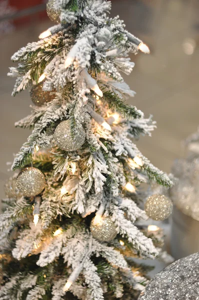 Mooie decoratieve kerstboom — Stockfoto