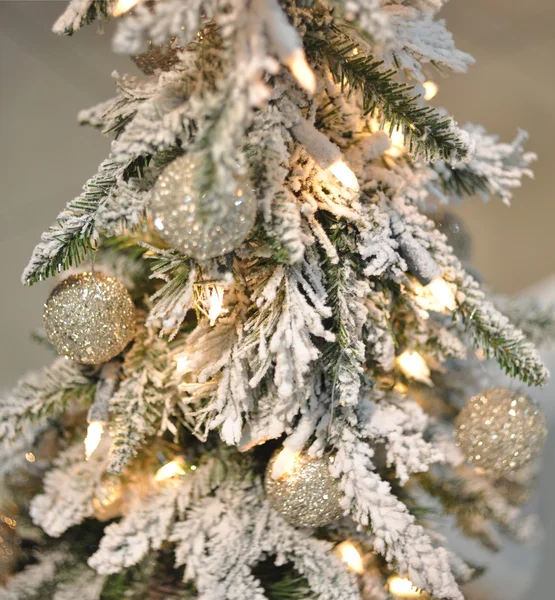 Mooie decoratieve kerstboom — Stockfoto