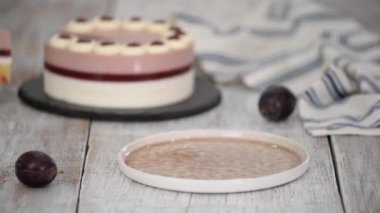 Krem şanti ve erik reçelli lezzetli kremalı kek..