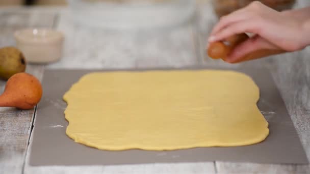 Menina Está Preparando Cinábrio Com Recheio Pêra Doce Pastelaria Caseira — Vídeo de Stock