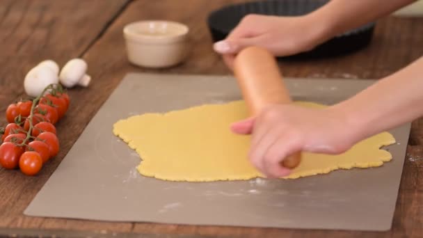 Przygotowanie Ciasta Ciasto Toczące Kobiece Dłonie — Wideo stockowe