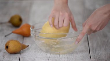 Mutfakta hamur yoğuran kadın.