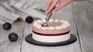 Pasta şefi lezzetli bir erik kremalı pasta dekore etti..