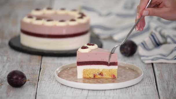 Stuk Heerlijke Mousse Cake Met Slagroom Pruimengelei — Stockvideo