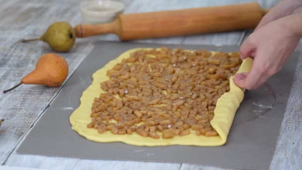 La chica está preparando un cinabrio con relleno de pera. Pastelería casera dulce. — Vídeo de stock