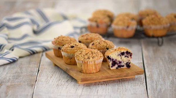 Kahvaltı için ev yapımı yabanmersinli kek. Tatlı yemek.