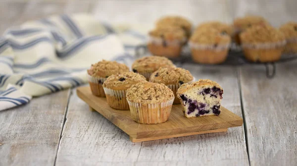 Muffins Aux Myrtilles Faits Maison Pour Petit Déjeuner Aliments Sucrés Images De Stock Libres De Droits